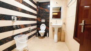 Phòng đôi Superior | Phòng tắm | Buồng tắm vòi sen, vòi sen phun mưa, dép đi trong nhà, khăn tắm 