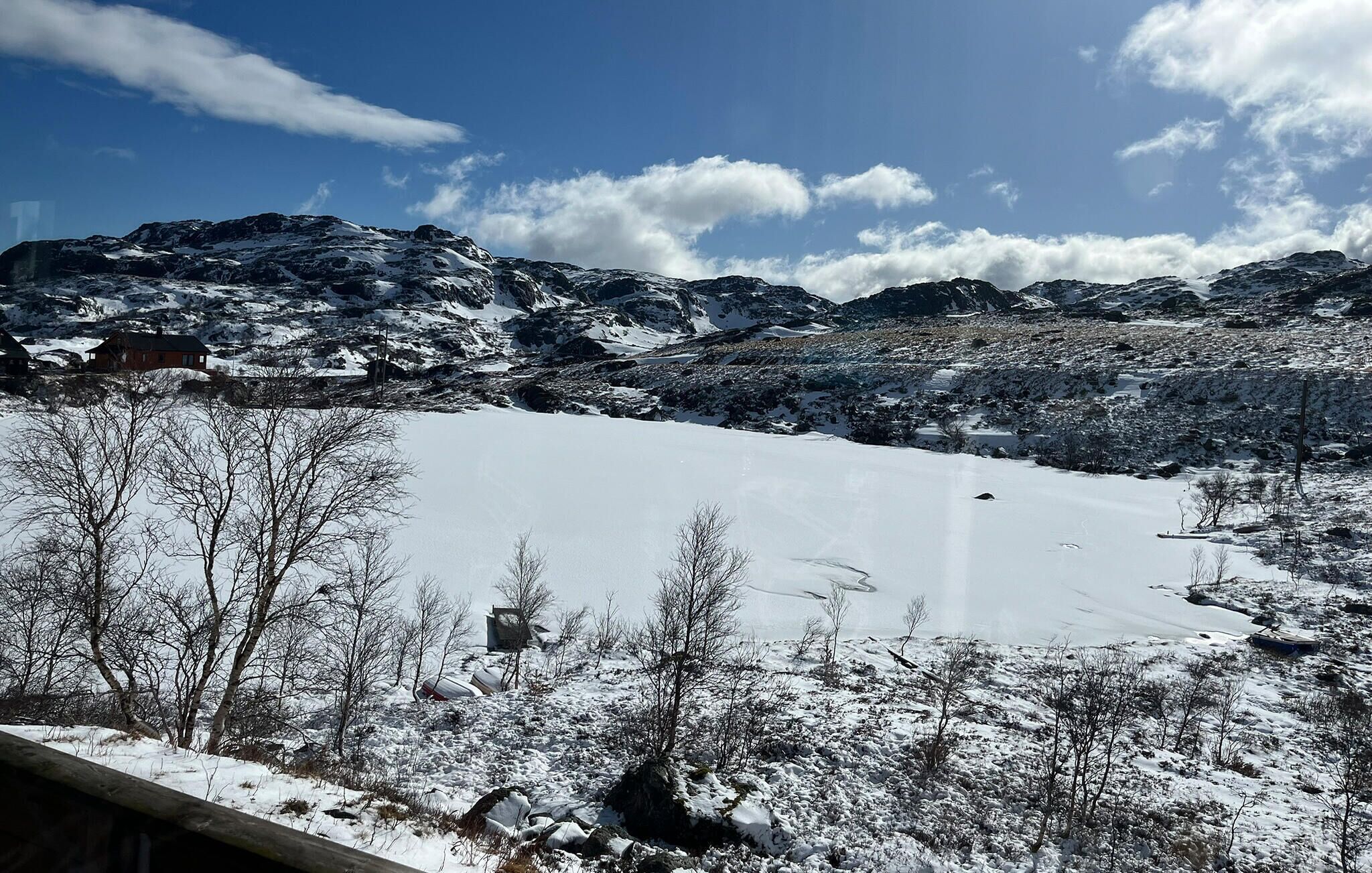 Eine verschneite Berglandschaft mit blauem Himmel.