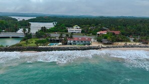 On the beach, white sand, beach towels, beach bar - South Beach Resort - Ahangama (Kathaluwa)
