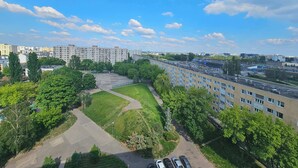 Un quartier résidentiel comprenant des immeubles d’appartements, un parking et des espaces verts.