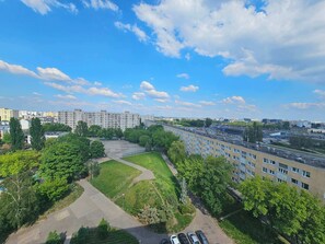 Zona residencial con edificios de apartamentos, un estacionamiento y áreas verdes.