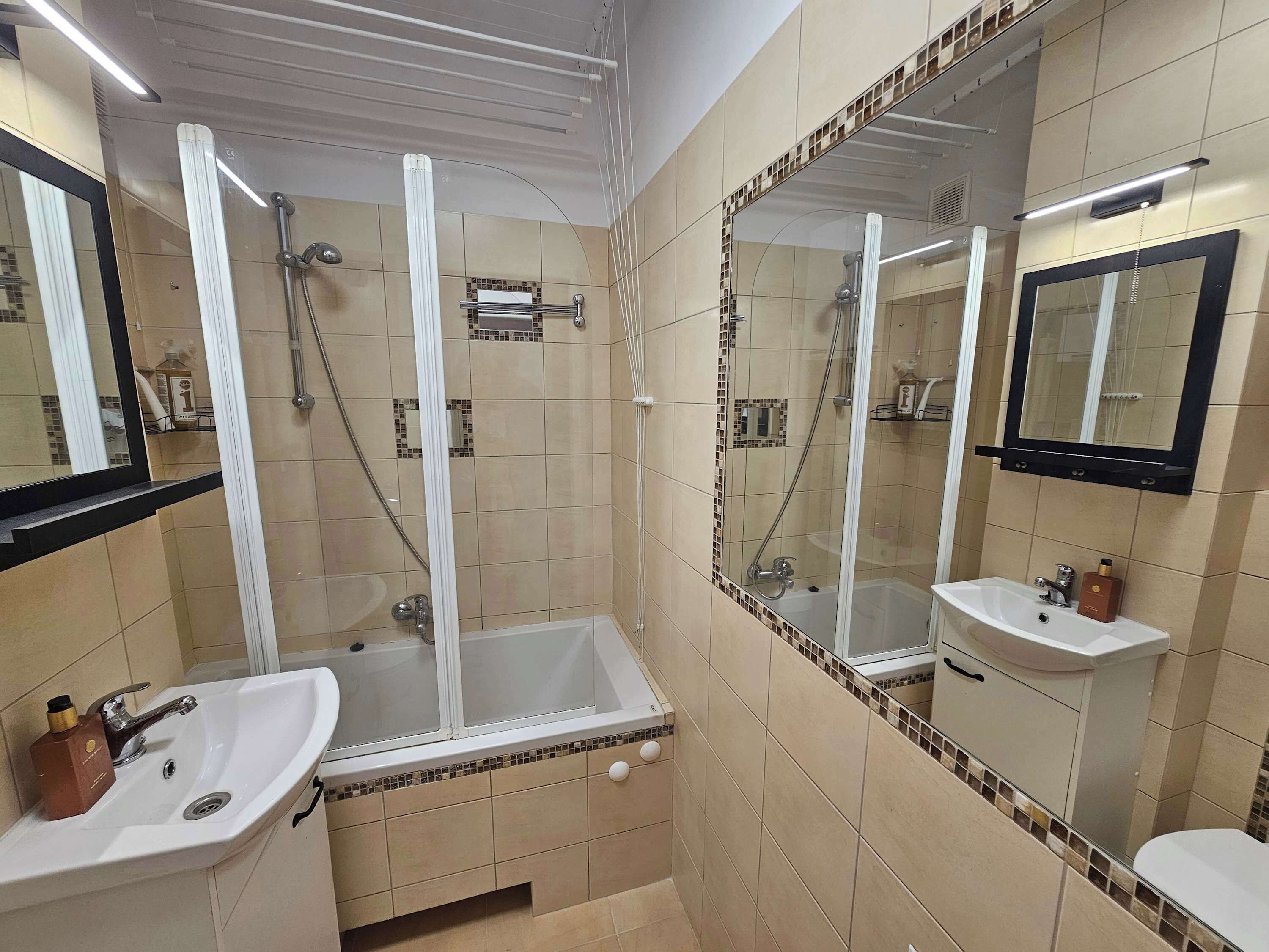 Ducha, secador de pelo, toallas y champú