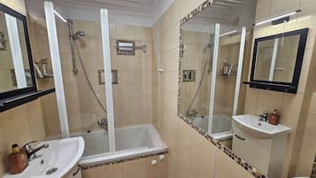 Ducha, secador de pelo, toallas y champú