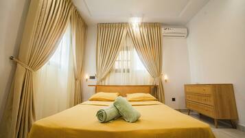 4 bedrooms, iron/ironing board, WiFi