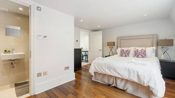 2 habitaciones, tabla de planchar con plancha y cuna de viaje