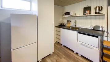 Coffee/tea maker, fridge, microwave, oven