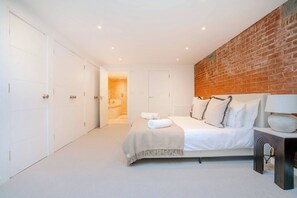 Iron/ironing board, WiFi, bed sheets - Bell House Wimbledon | Luxury 3BR Townhouse | Parking | Sleeps 6 (Greater London)