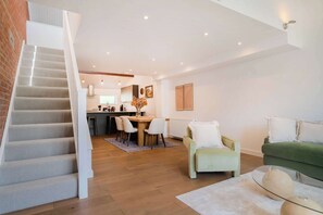 Interior - Bell House Wimbledon | Luxury 3BR Townhouse | Parking | Sleeps 6 (Greater London)