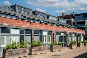 Exterior - Bell House Wimbledon | Luxury 3BR Townhouse | Parking | Sleeps 6 (Greater London)
