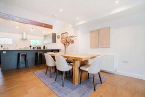 Dining - Bell House Wimbledon | Luxury 3BR Townhouse | Parking | Sleeps 6 (Greater London)