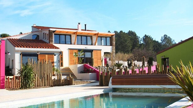 A modern two-story house with a swimming pool, a wooden deck, and a staircase leading to the upper floor. - Asinerie Kuleni (Ponteilla)