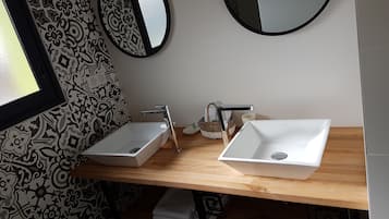 Deluxe Double Room | Bathroom