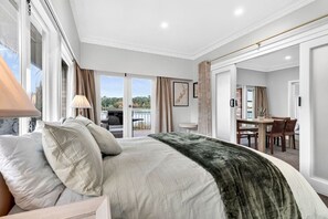 Una camera da letto con un letto, una scrivania e vista su un lago.