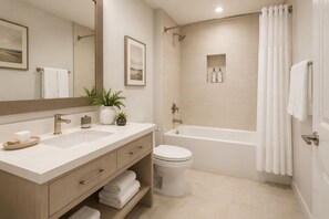 Basic-Zimmer | Badezimmer | Kostenlose Toilettenartikel, Haartrockner, Handtücher, Seife