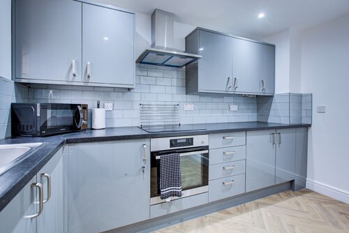 Stylish 2 Bedroom Apartment - 5mins to Lakeside Mall | Parking | Smart TV