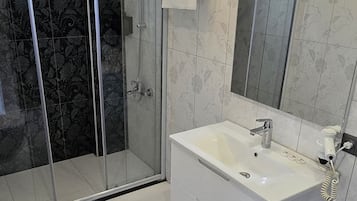 Deluxe Triple Room, Balcony, Partial Sea View | Bathroom