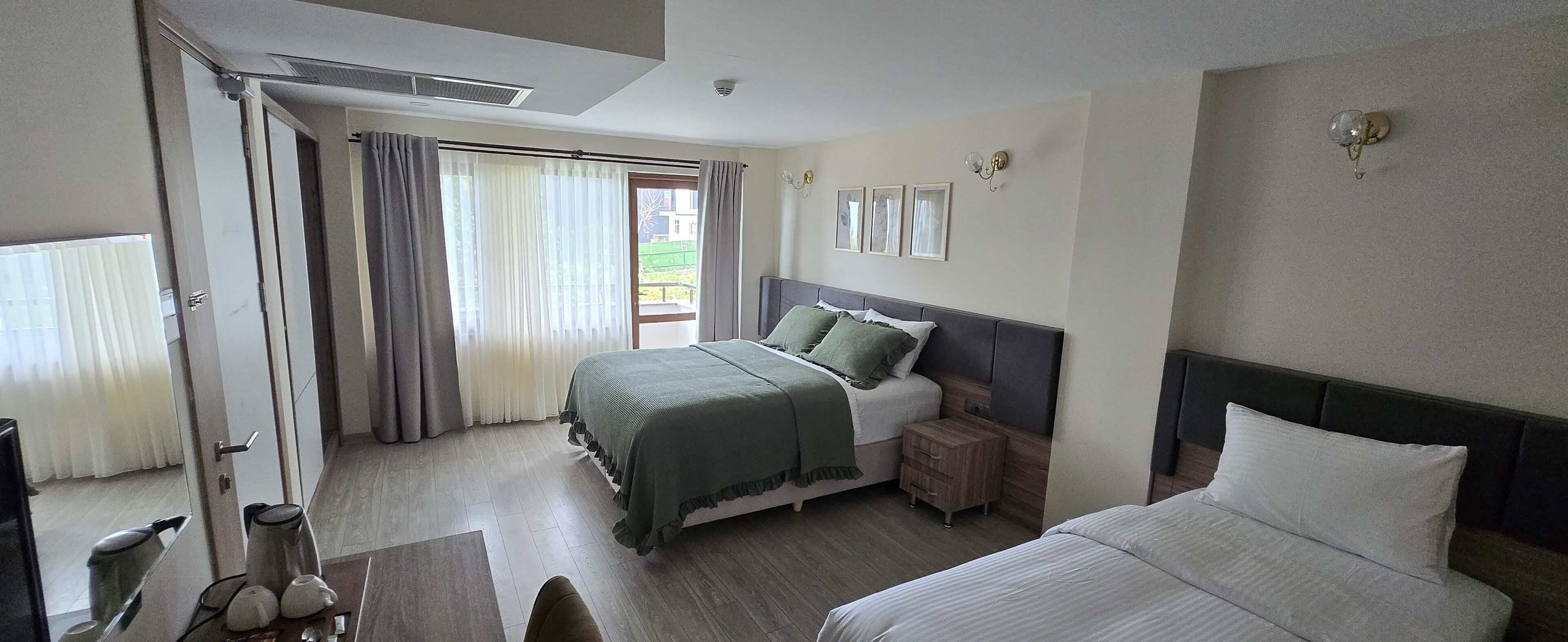 Deluxe-Dreibettzimmer, Balkon, eingeschränkter Meerblick