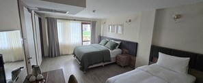 Deluxe-Dreibettzimmer, Balkon, eingeschränkter Meerblick