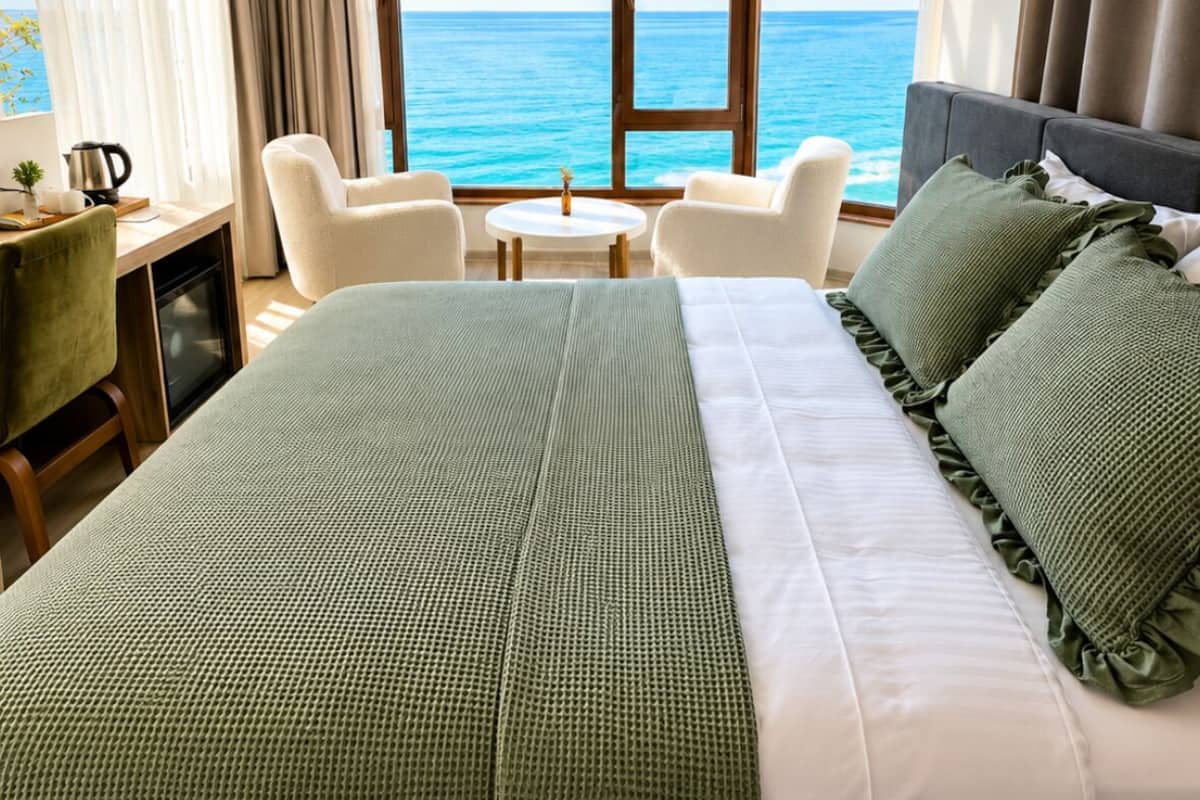 Habitació doble Deluxe, vistes al mar | Minibar, caixa forta a l'habitació i escriptori