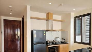 Estudio Deluxe, vista a la ciudad | Cocina privada | Microondas