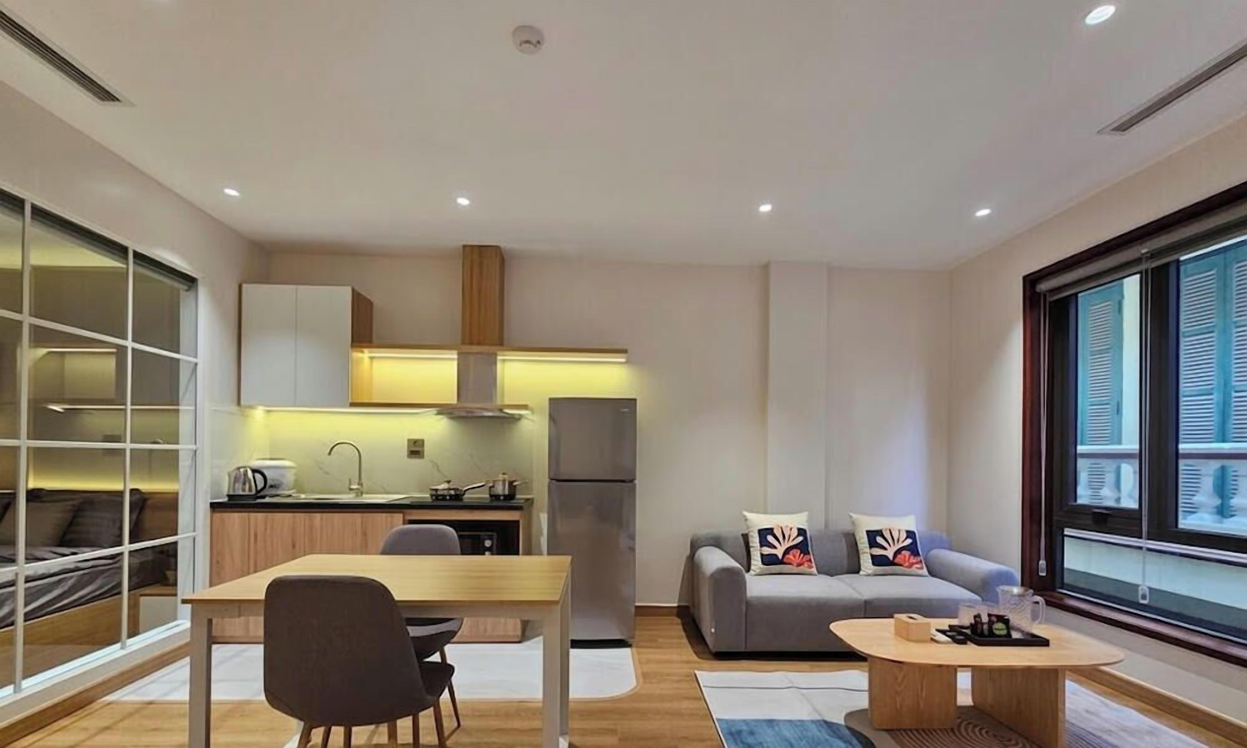 Ein modernes Apartment mit Küche, Essbereich und Wohnzimmer.