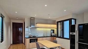Deluxe Studio, City View | Dining