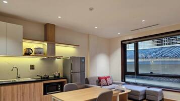 Superior Apartment | Private kitchen | Microwave