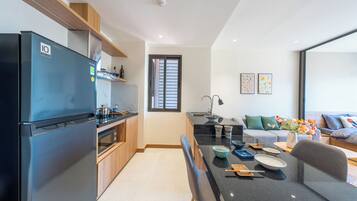 Classic Studio, City View | Private kitchen | Microwave