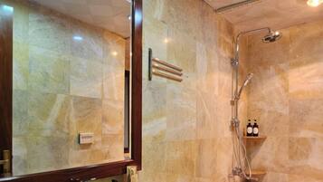 Departamento superior | Baño | Toallas, jabón, shampoo, papel de baño