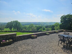 Outdoor dining - Thorn Tree Cottage (Hope Valley)