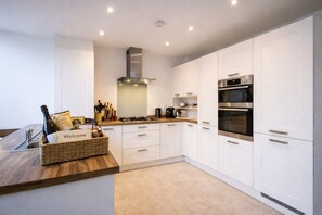 Private kitchen - 4 Bed House | Sleeps up to 8 | Parking & Garage (Stanley)