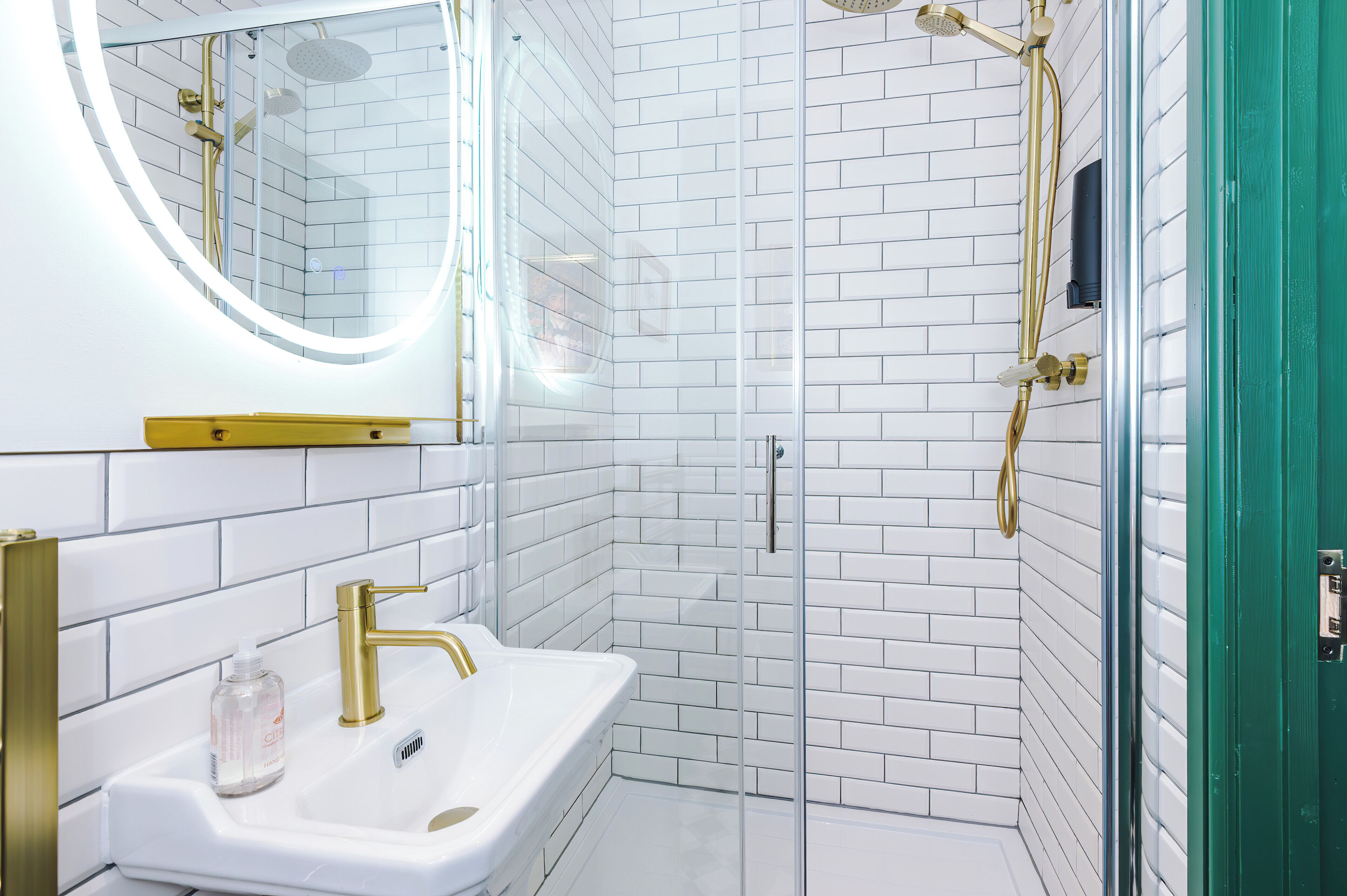 Superior Room | Bathroom | Shower, hair dryer, towels, shampoo