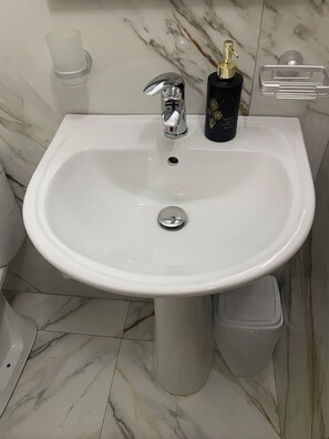 Bathroom - Cozy studio apartment a stone's throw from the sea on the waterfront in Vlora (Vlora)