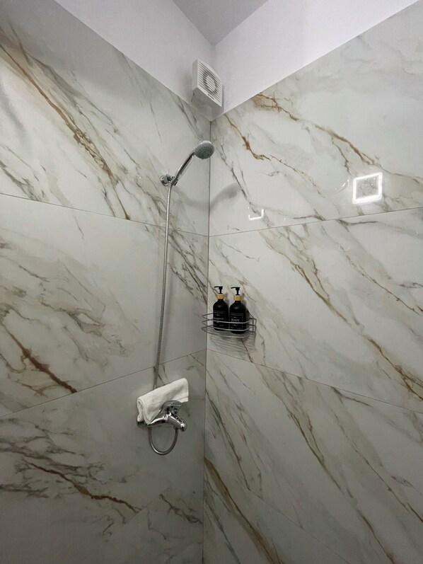 Bathroom - Cozy studio apartment a stone's throw from the sea on the waterfront in Vlora (Vlora)