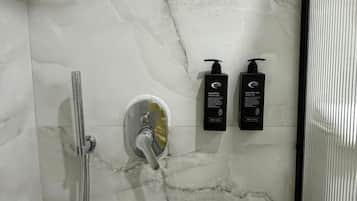 Banheira, secador de cabelo, toalhas de banho, sabonete