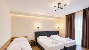 Desk, WiFi (free) - VOYYO SKYLINE (Durres)