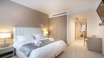 Iron/ironing board, travel crib, WiFi, bed sheets