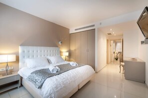 Iron/ironing board, travel cot, WiFi, bed sheets - King David Residence 3BDR - Isrentals (Jerusalem)