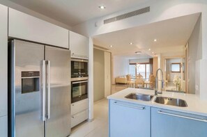 Fridge, microwave, oven, stovetop - King David Residence 3BDR - Isrentals (Jerusalem)