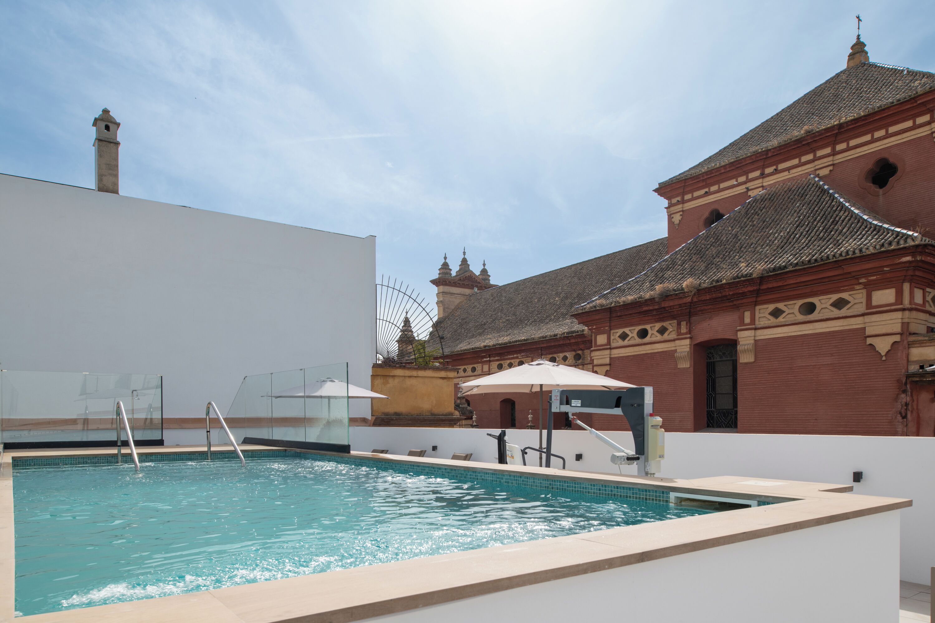 Una piscina al aire libre de temporada