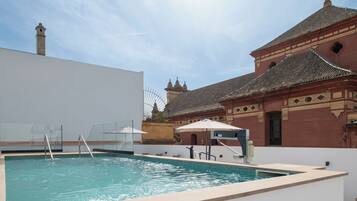 Una piscina al aire libre de temporada