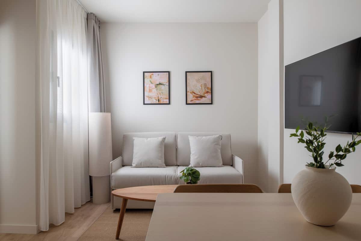 Apartamento Familiar Interior de 1 Habitación | 客廳 | 40 吋平面電視連有線電視頻道