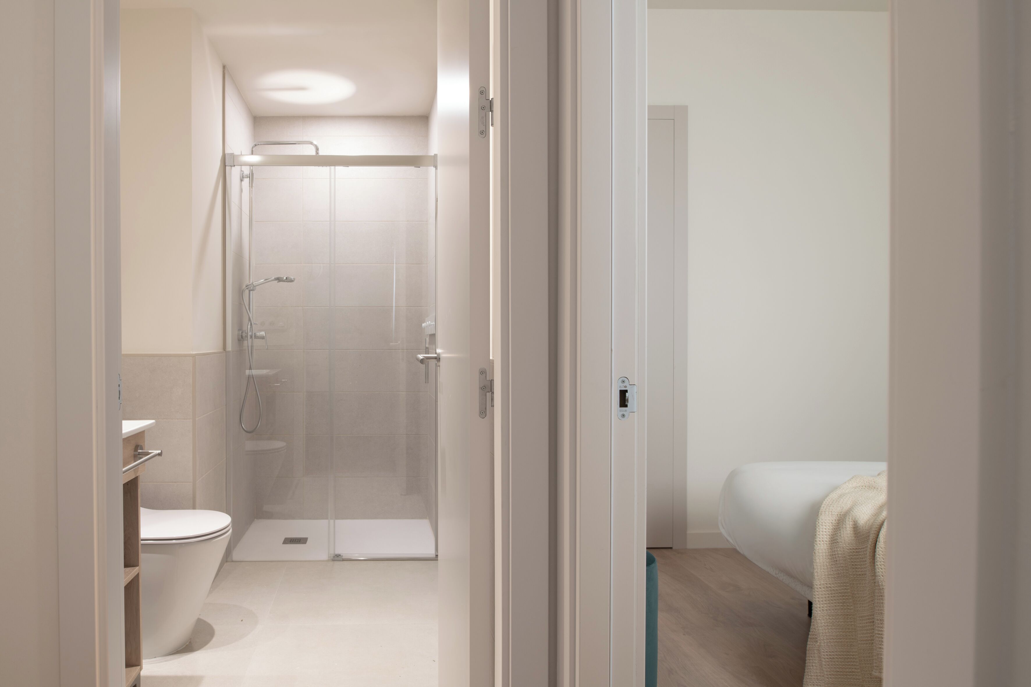 Ein modernes Badezimmer mit Toilette, Dusche und Waschbecken.