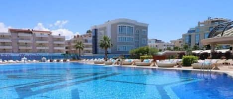 2 outdoor pools