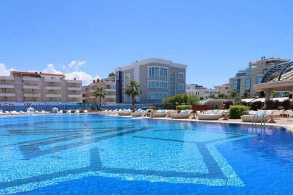2 outdoor pools