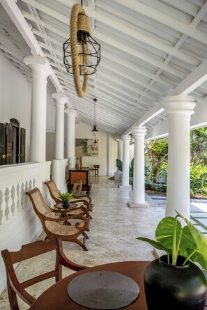 Terrace/patio - The Well House Galle offers a peaceful tropical villa stay in Unawatuna. (Unawatuna)