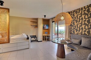 Estudio de diseño, balcón, vistas parciales al mar | Tabla de planchar con plancha y wifi gratis