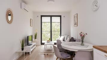 Comfort Apartment, Balcony, Courtyard View | Interior