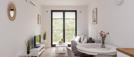 Departamento Confort, balcón, vista al patio | Interior
