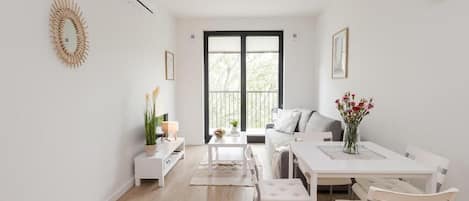 Classic Apartment, Balcony, Courtyard View | Living area